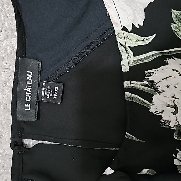 LE CHÂTEAU Floral Print Cold Shoulder Blouse - Picture 6 of 6